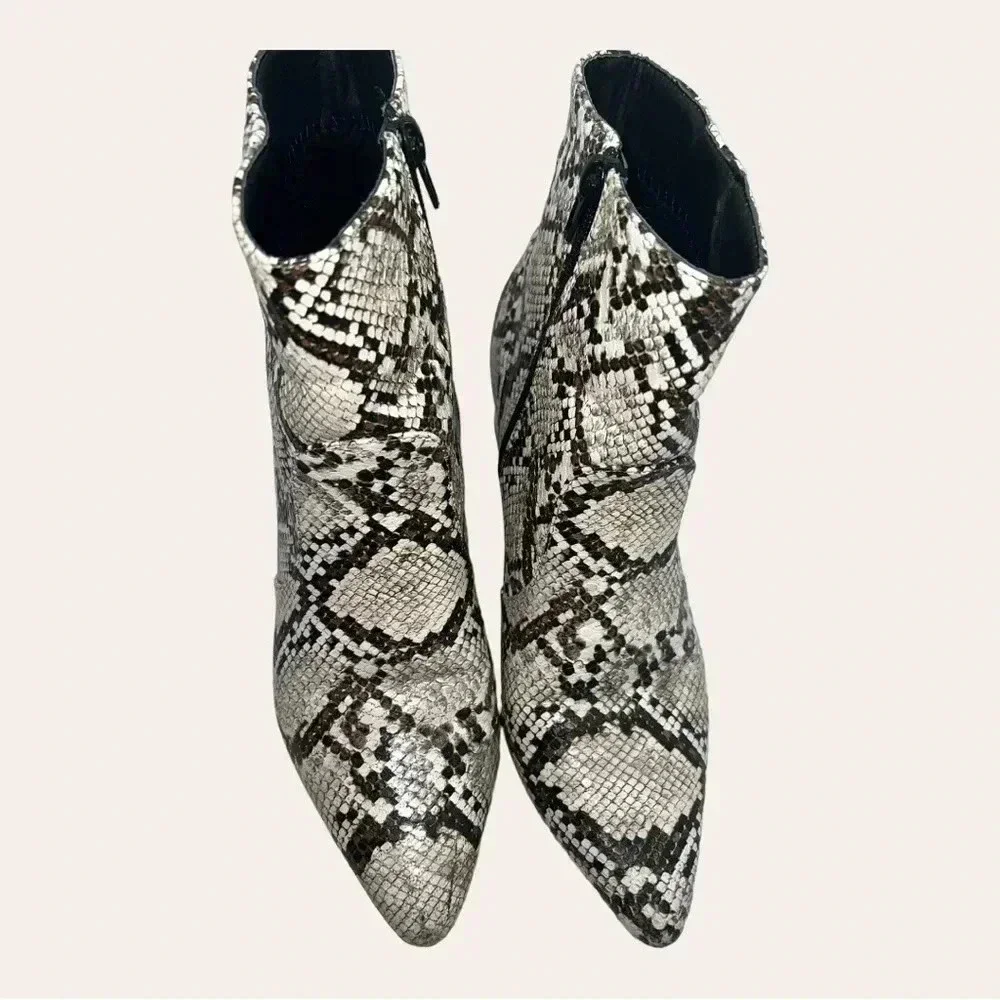4487. QUPID ANKLE BOOTIES FAUX SNAKE SKIN‎ SIZE 7.5